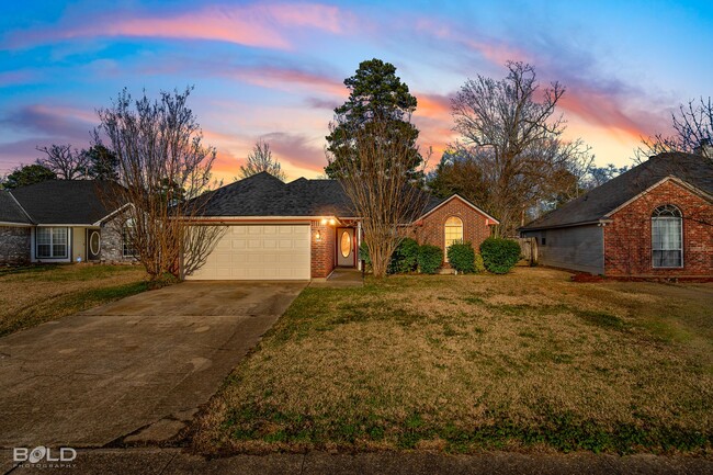 Building Photo - 3 Bedroom 2 bath Brick Home!