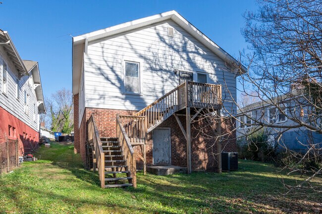 Building Photo - 1614 E 1st St