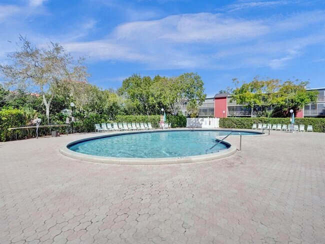 Building Photo - 2208 S Cypress Bend Dr