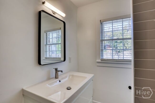 Building Photo - 916 Maupas Ave