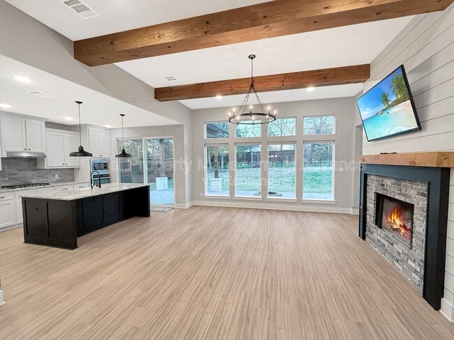 Building Photo - 313 E 3rd St