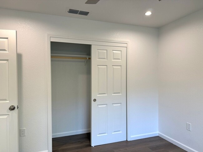 Building Photo - Fully Renovated 2 bed 1 bath !!