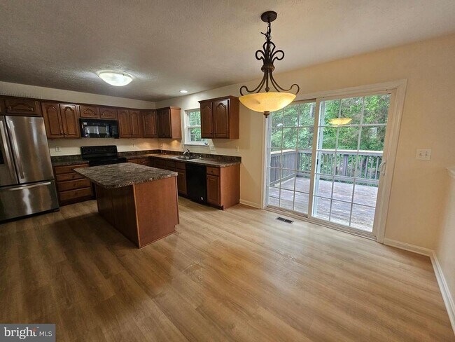Building Photo - 46683 Robert Leon Dr