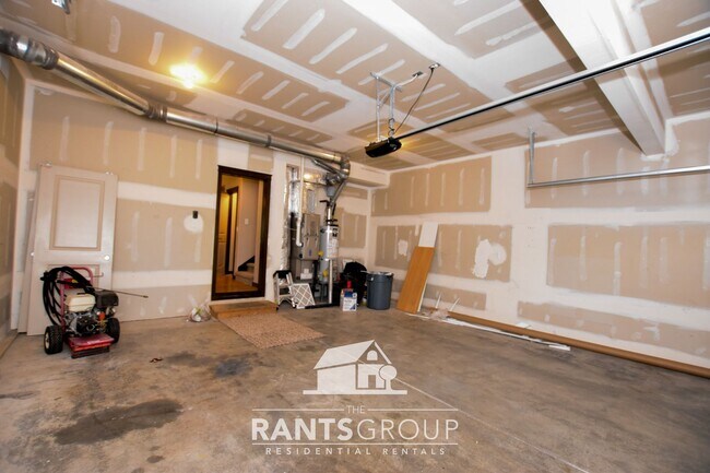 Building Photo - Great Location!