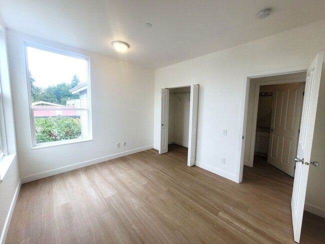 Building Photo - Spacious and Updated 1 Bedroom - H street 2C