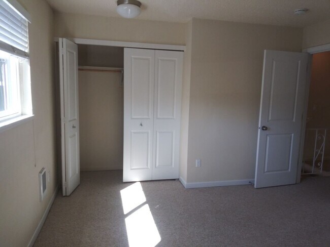 Building Photo - Better than Cool TH in Creston-Kenilworth