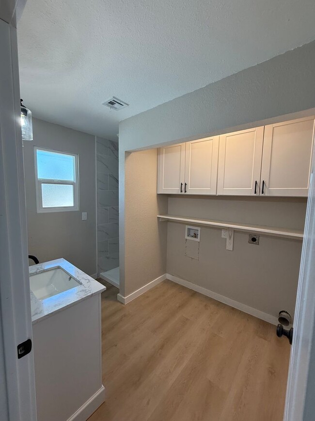 Building Photo - 5 Bedroom 3 Bathroom- Mill & Baseline