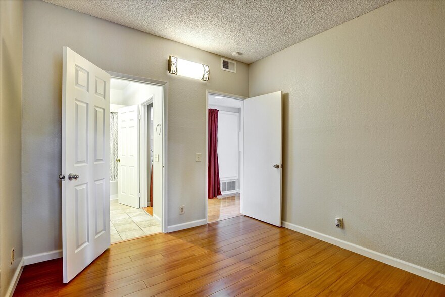 Building Photo - 3402 Pinewood Terrace