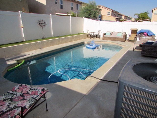 Building Photo - 4 bedroom 2.5 bath sparkling pool home in Perris!