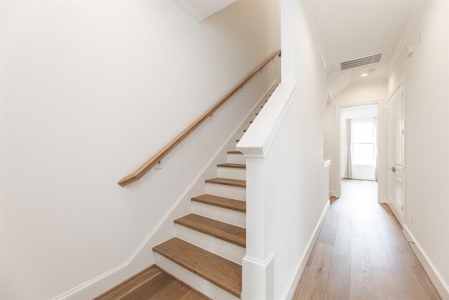 Building Photo - 7518 Viano Ln