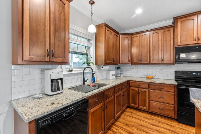 Building Photo - "Charming 3-Bedroom Home with 2 Full Baths...