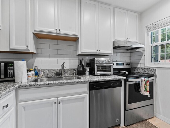 Building Photo - 4507 S Oak Dr