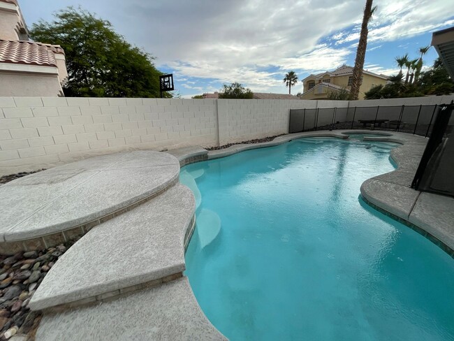 Building Photo - Single story with pool