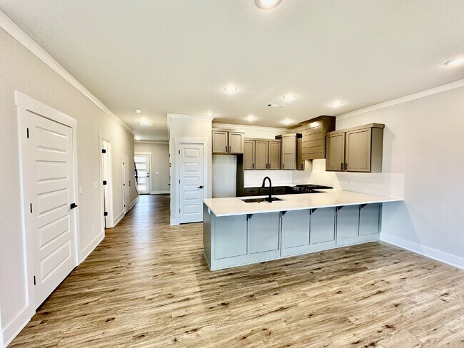 Building Photo - 2805 SW Hampshire Ave