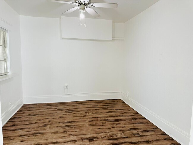 Building Photo - 7 E Clark St