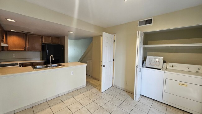 Building Photo - Cute condo for rent, 2 bedrooms, 2.5 bath