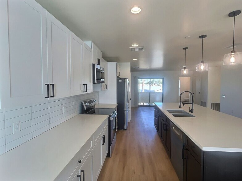 Building Photo - 2502 E Paradise Ln