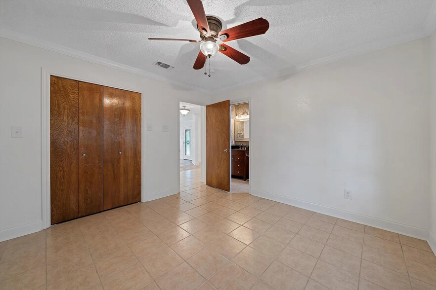 Isolated Bedroom - 273 Leafy Hollow Ln