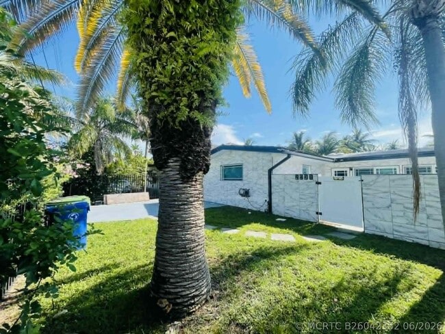 Building Photo - 2531 Gulfstream Ln