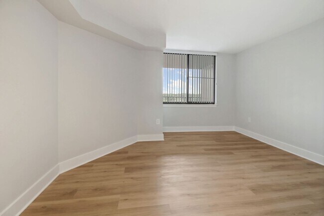 Building Photo - 1 Bed 1 Bath - Rockville Condo - Completel...