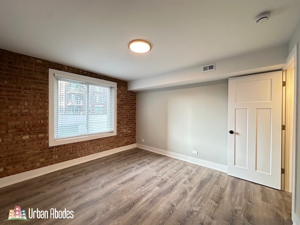 Building Photo - 1220 N La Salle Dr