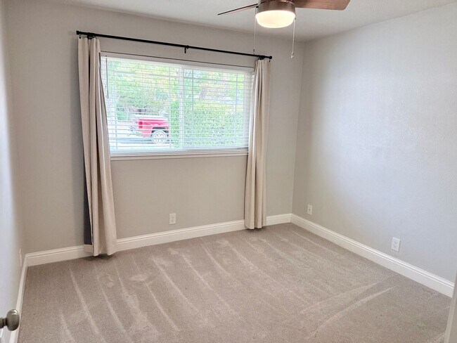 Building Photo - 906 Oak Ridge Dr