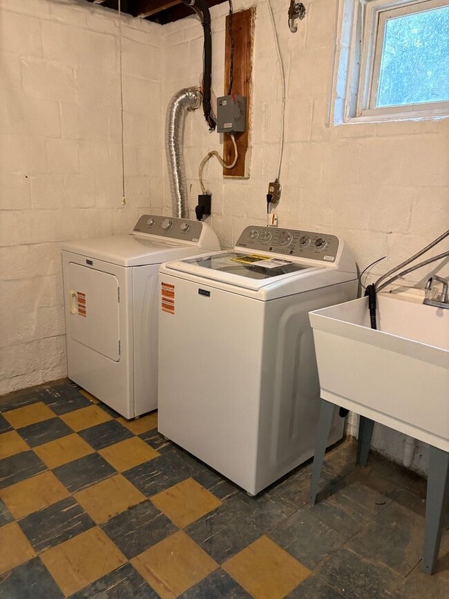 Building Photo - Recently Remodeled 2BR/1BA Three-Level Duplex in Arlington