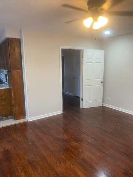 Building Photo - 1930 W Dallas St