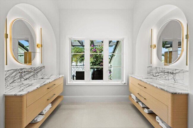 Building Photo - 1313 E Lake Dr