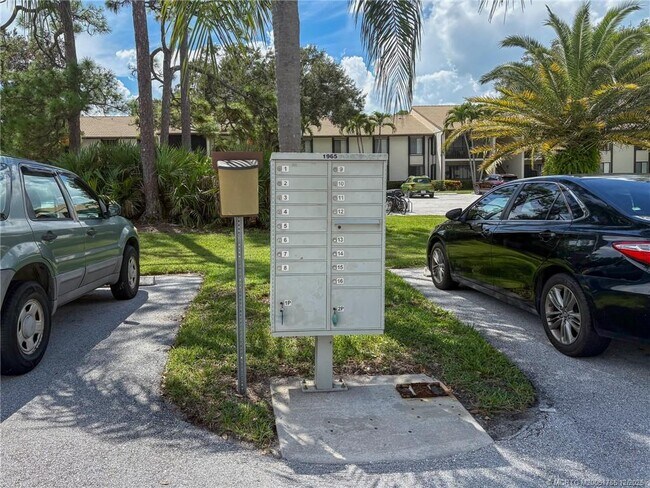 Building Photo - 1965 SW Silver Pine Way