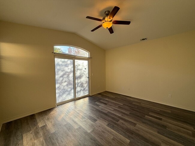 Building Photo - Beautiful Bradley Square Single Story Home With Easy Access to Shopping/101 Frwy