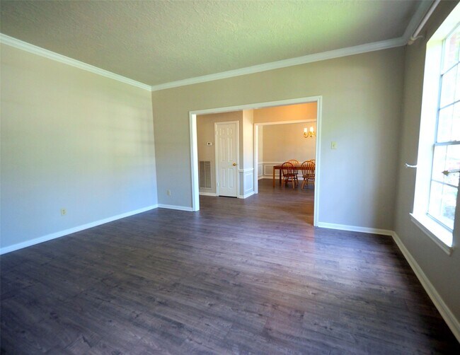 Building Photo - 15122 Greenleaf Ln