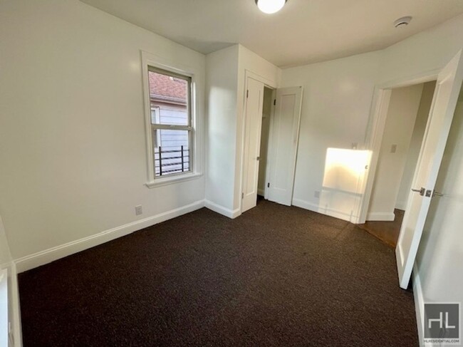 Building Photo - Newly Renovated, Beautiful 4 Bedroom Apt i...