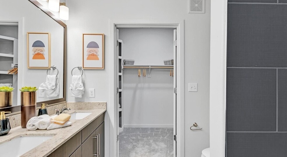 Building Photo - 2627 Live Oak St