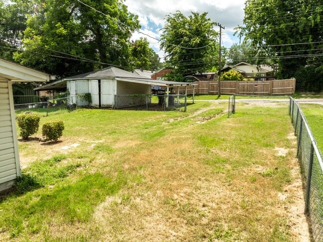 Building Photo - Freshly Updated 3 Bedroom House