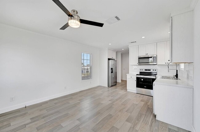 Building Photo - 2210 Seaview St
