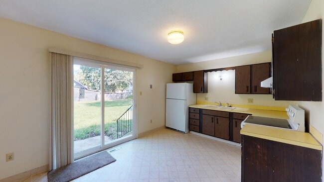 Building Photo - Close to Grandview College A