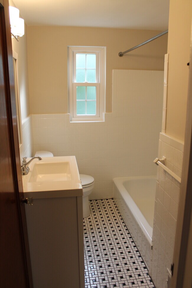 Building Photo - 272 Barclay Ave