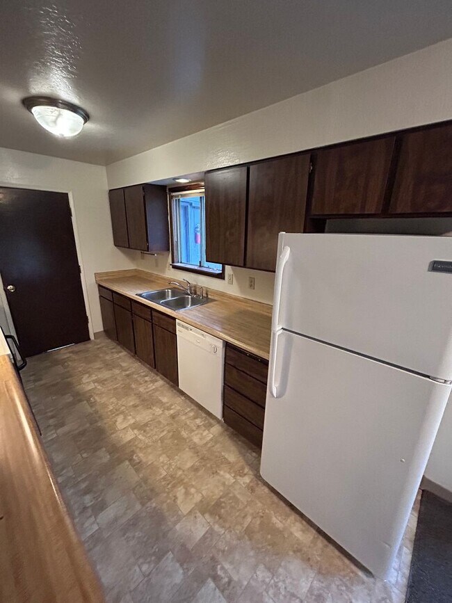 Building Photo - 3 bedroom 1 bath house w/ attached garage in Coos Bay!