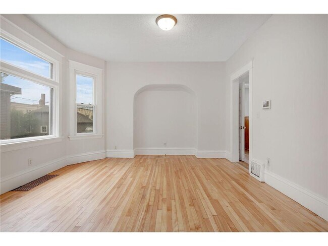 Building Photo - 804 Hawthorne Ave E