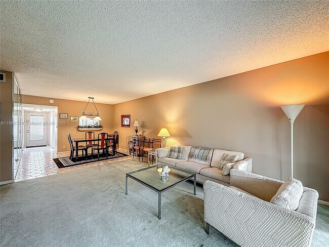 Building Photo - 3501 Inverrary Dr