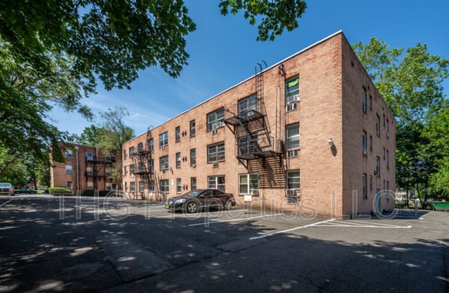 Building Photo - 600-610 E Front St