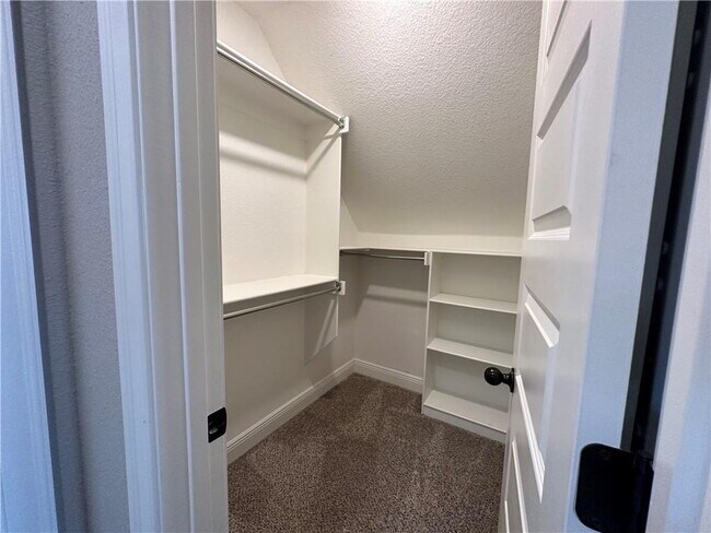 Building Photo - "Charming Fayetteville Home: 3 Bed, 3 Bath, 1709 Sq Ft with Granite & Hardwood Elegance!"