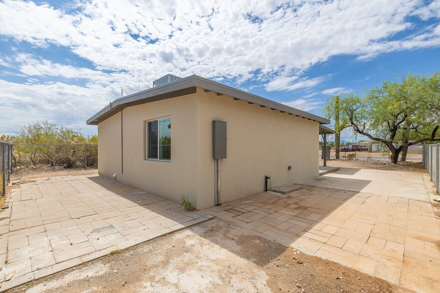 Building Photo - 207 E Valeska Rd