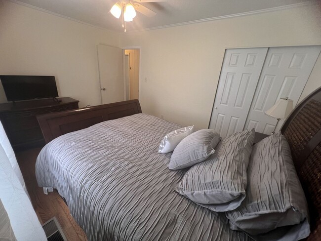 Building Photo - Charming 3 bedroom, 1 1/2 bathroom home in...