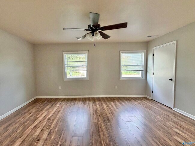 Building Photo - 2110 Fernbrook Dr NE