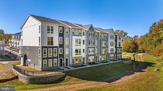 Building Photo - 900 Gilbert Rd