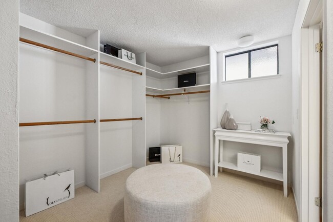 Building Photo - Elegant 2BR Condo with Golf Course Views i...