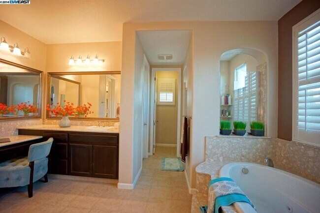 Building Photo - 3200 Spicewood Ln