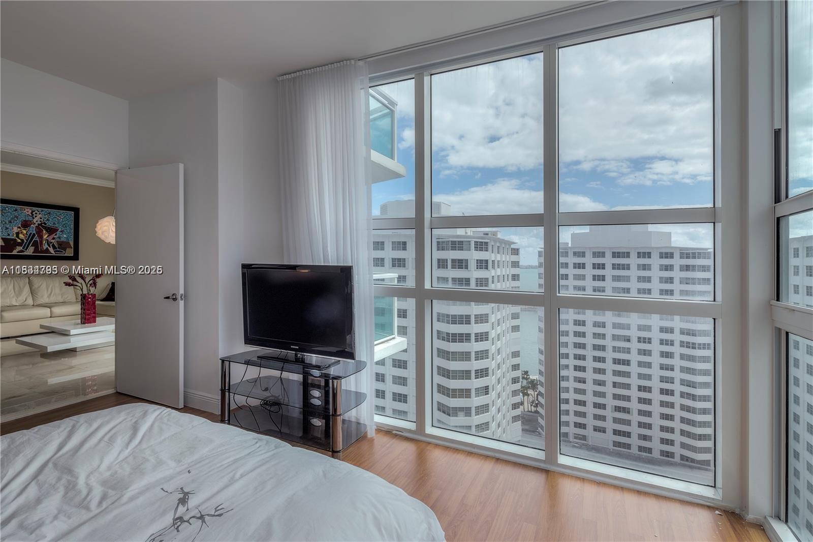 Building Photo - 950 Brickell Bay Dr